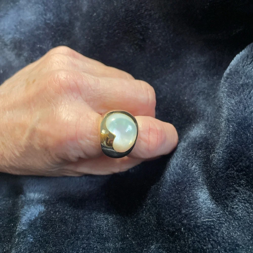 Gold Ring, 14kt with Beautiful Mother of Pearl HEART. 
This Gorgeous Dome Ring! - Picture 6 of 17